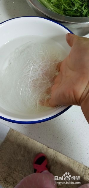 保健养生蒜蓉粉丝金针菇虾煲