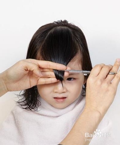 怎样给男宝女宝剪个刘海