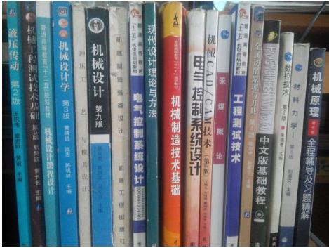 大学的教材一般是学校发或者学校统一购买，还是自己购买的