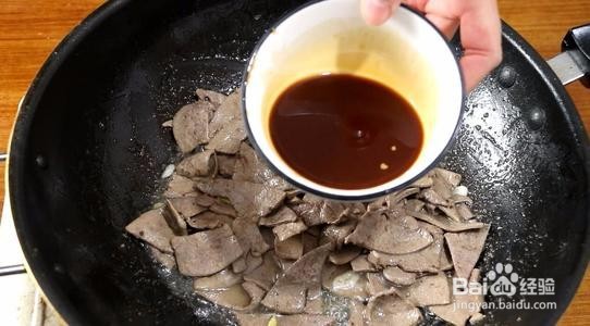 如何制作黑椒汁洋葱炒猪肝