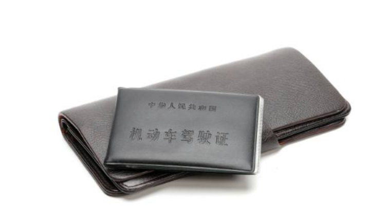 摩托车被交警扣分,摩托车和小车驾驶证并在一起,扣分是小车的分吗