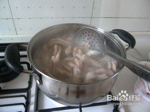 冬天里的干锅美食－－蒜苗鸭掌干锅