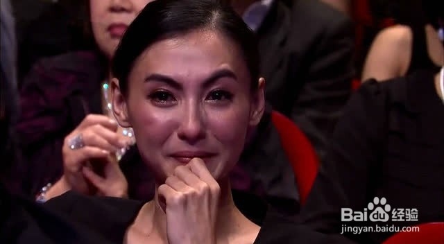 如何独自面对他人的注视