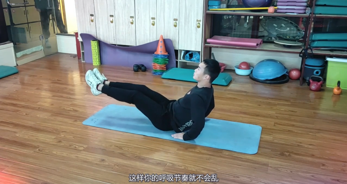 坐姿提膝卷腹应该怎么做
