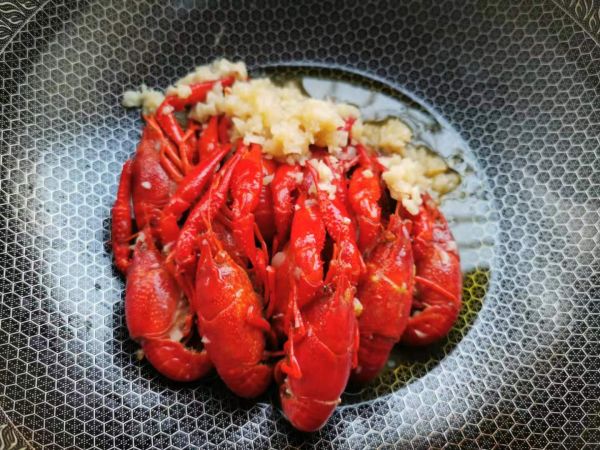 蒜香小龙虾焖面