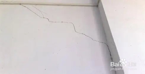 乳胶漆墙面开裂原因及处理方法