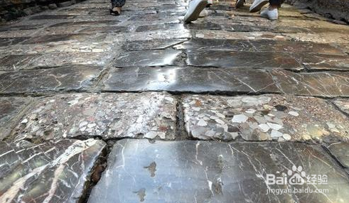 庭院铺青石和火烧石哪个好