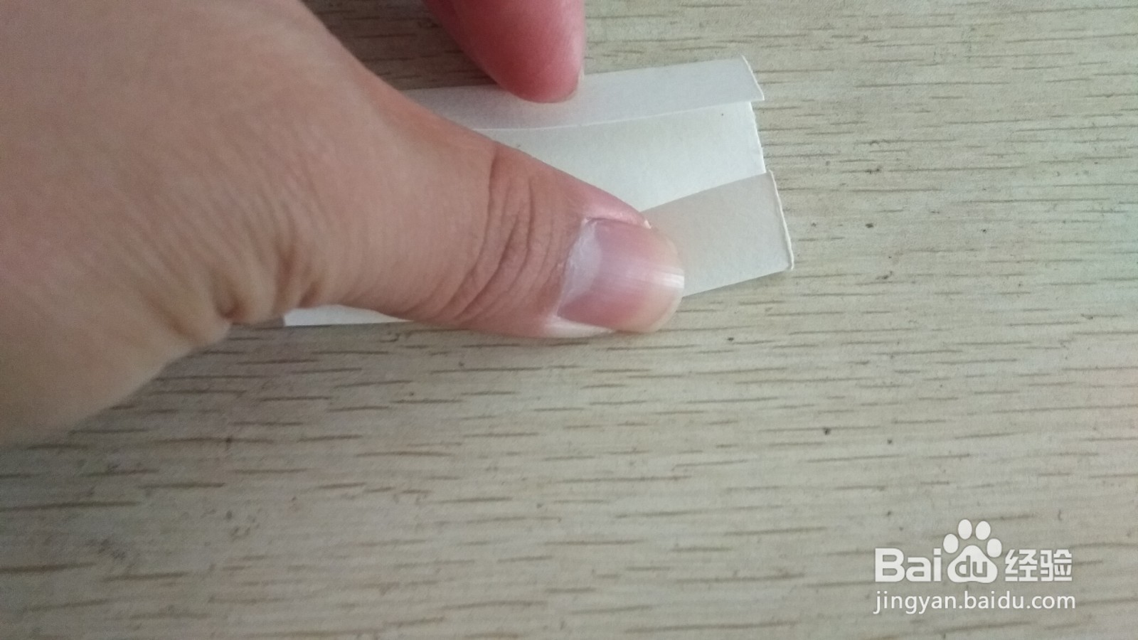 如何用一块正方形的纸做简易的中性笔的支架