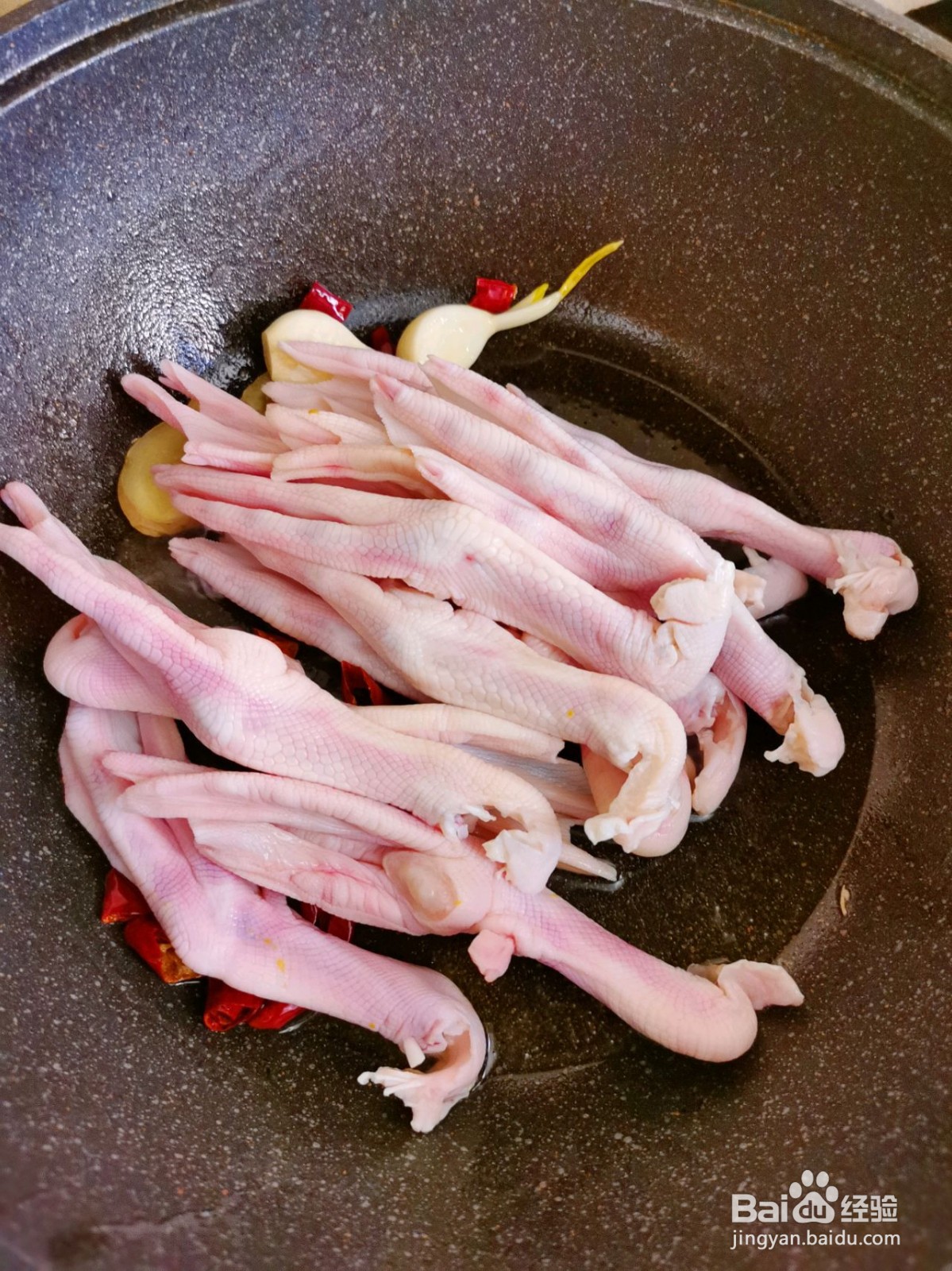 酱香鸭掌煲怎么做