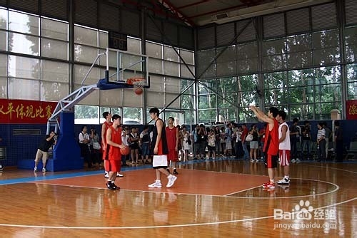 如何学会并打好篮球