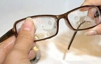 眼镜片该如何清洗才是正确的?