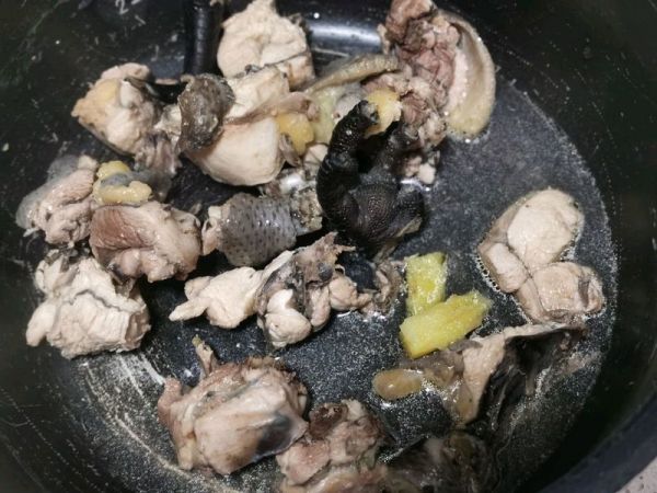 玉米胡萝卜炖土鸡汤