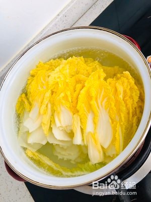 超级好吃的家常菜火腿炖白菜烹饪方法