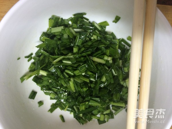 手撕韭菜饼的做法