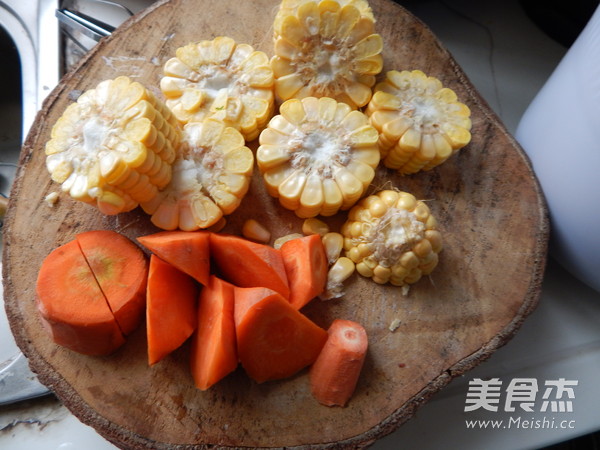 玉米胡萝卜排骨汤