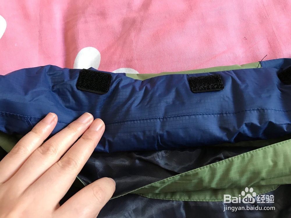 冲锋衣内置式帽子的收纳方法