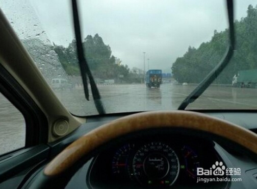 雨天开车怎么做到安全驾驶