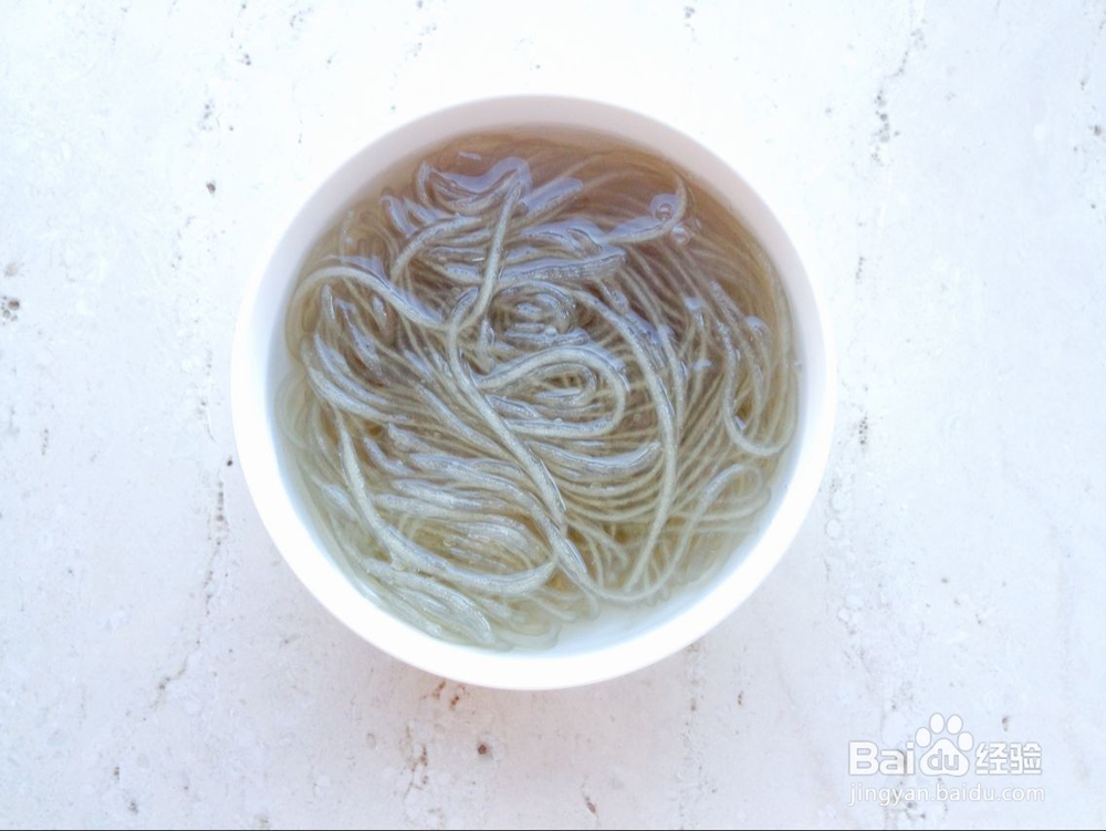 怎样做凉拌杭椒土豆粉呢？