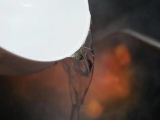 西红柿鸡蛋酥肉面怎么做？