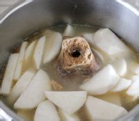 教大家火腿骨海鲜白萝卜汤的做法