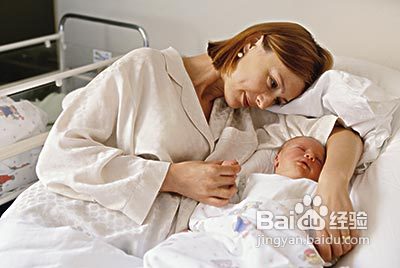 怎样给新生儿开奶？