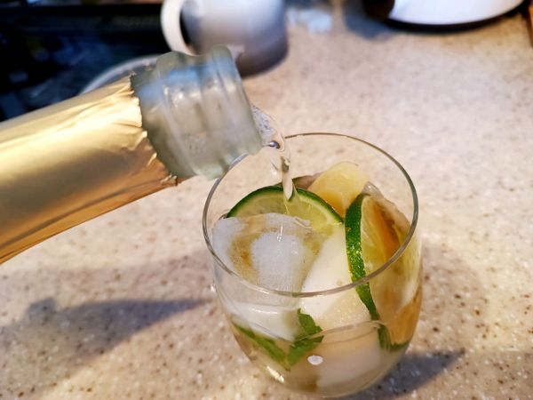 青柠白桃气泡酒