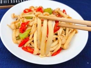青红椒炒白玉菇的制作方法！