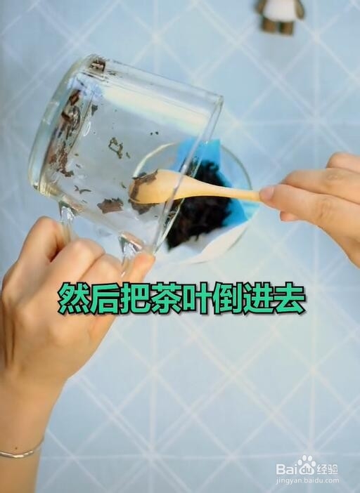 一招去除熬夜留下的眼袋