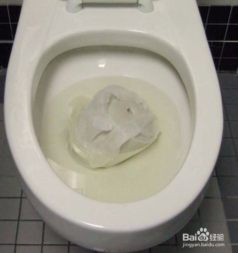 住宾馆,马桶总是溅屁股上水花,怎么办?
