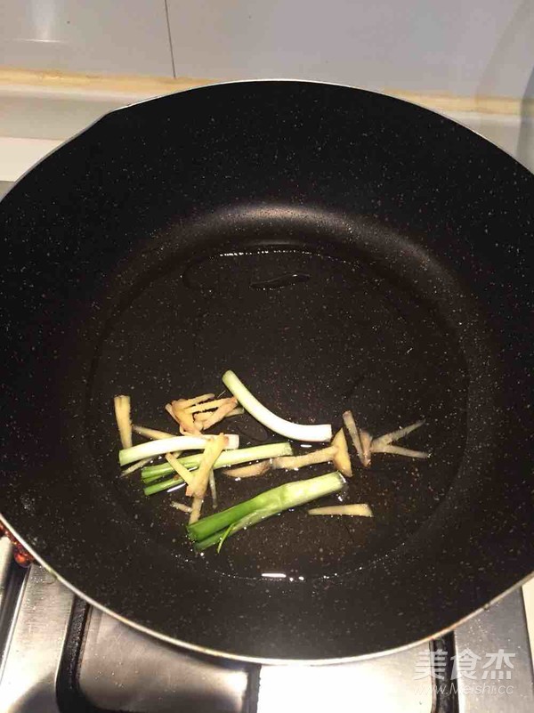 浓油赤酱的螃蟹炒年糕