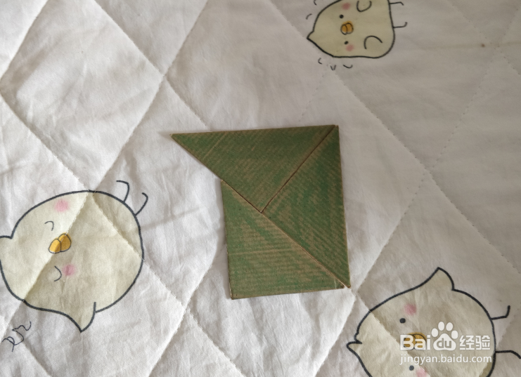 用九巧板怎么拼一个看万花筒的小朋友呢?