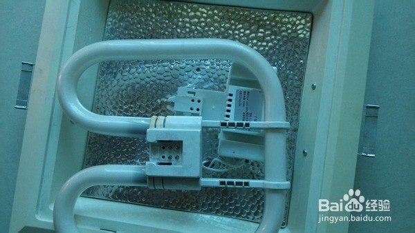 怎样更换坏的厕所吸顶灯(家电维修技窍)