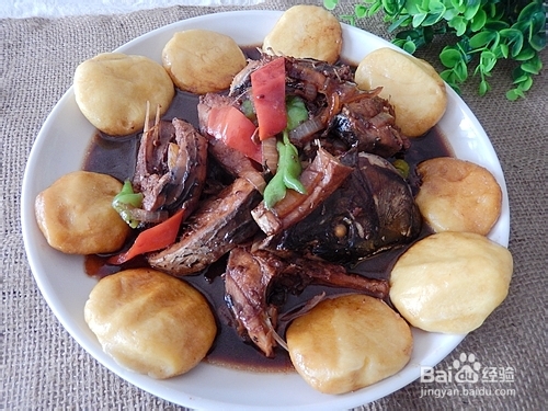 有菜有主食：铁锅炖鱼贴饼