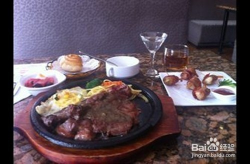 吃西餐饮酒应搭配食用什么食物最好?