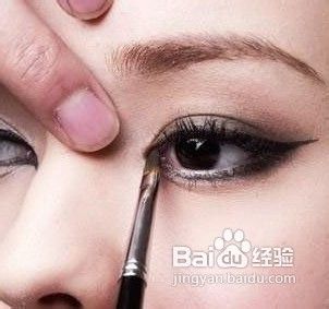 化妆教程:新手如何画好画眼线