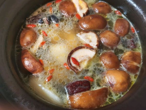 补气养血红枣枸杞乌鸡汤