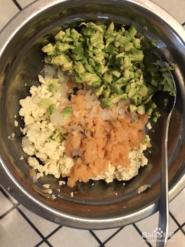 怎么做三文鱼牛油果豆腐饼（辅食）？