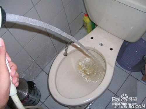 家里的马桶堵住了怎么办