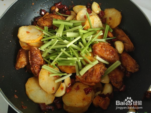 如何在家就能做一份美味好吃的川味干锅鸡翅呢