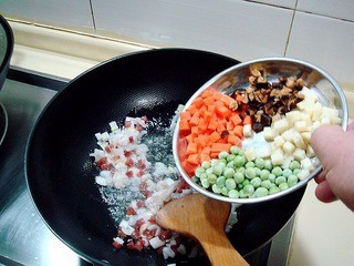 锦绣虾粒炒饭的做法