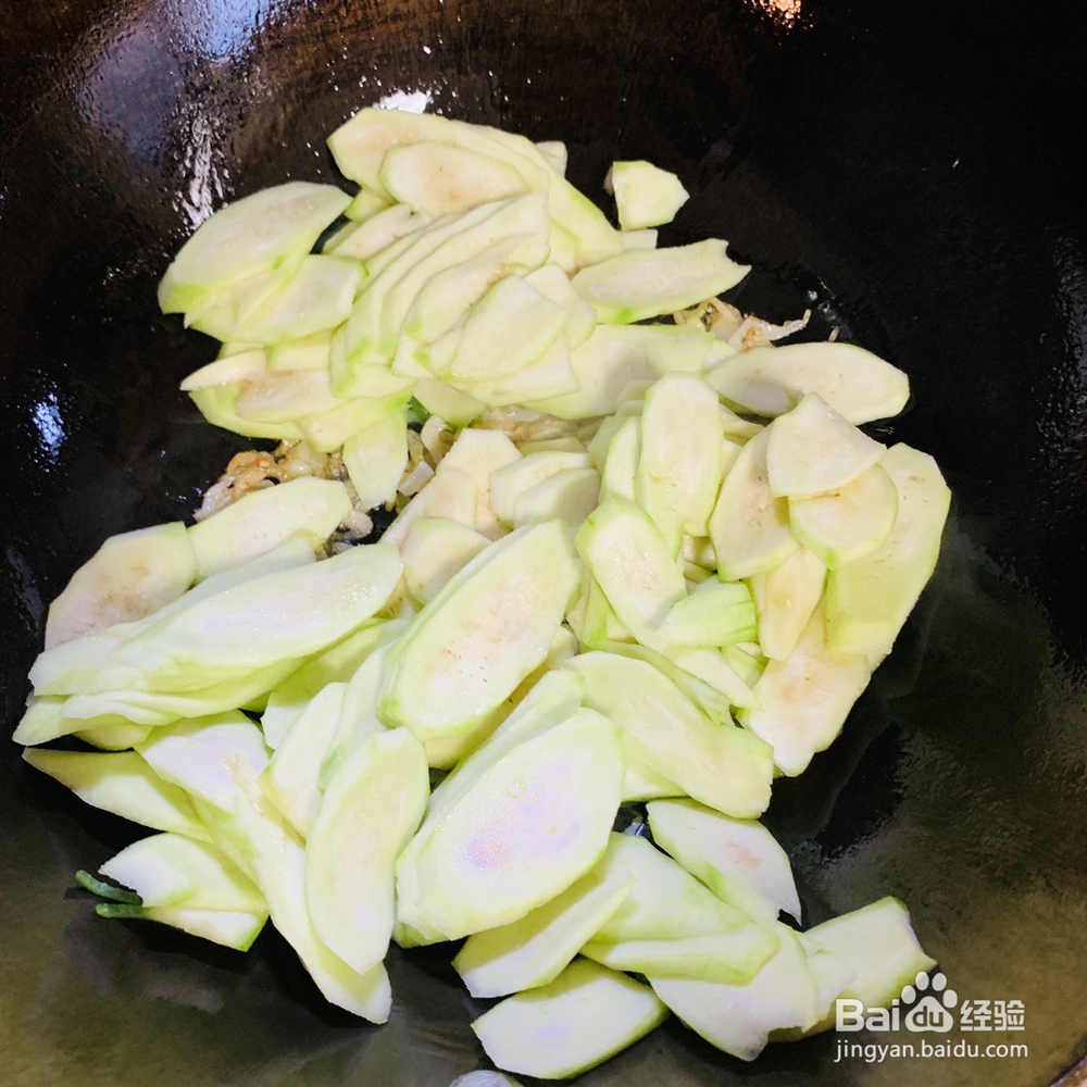 丝瓜虾皮熬制的咸蛋汤