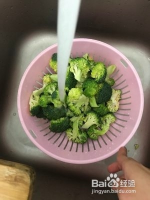 养生食补淡吃西兰花的做法