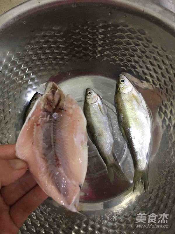 酥炸小鱼的做法