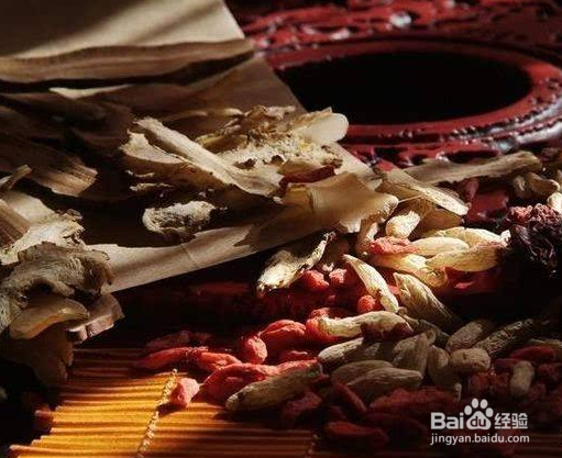 老人手抖能治疗好吗