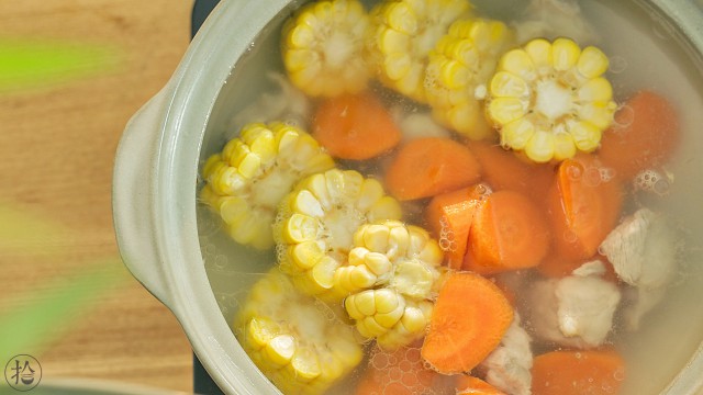 教你做好吃的玉米胡萝卜排骨汤,美味极了