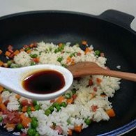 制作酸甜可口的菠萝炒饭