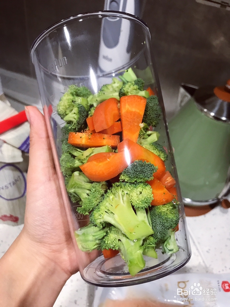 家常做法的鸡肉西兰花胡萝卜
