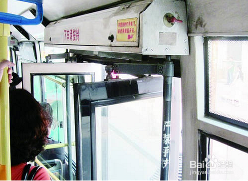 公交着火如何逃生?