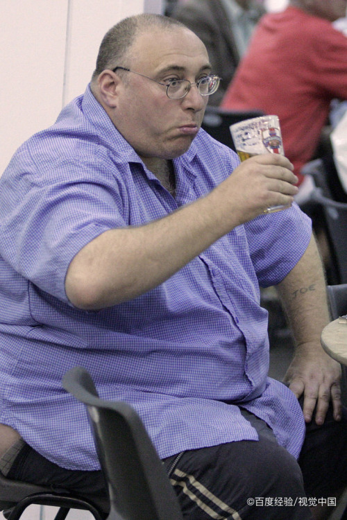 大量喝啤酒造成的 因为啤酒可以产生热量,而且经常大量喝啤酒的人也