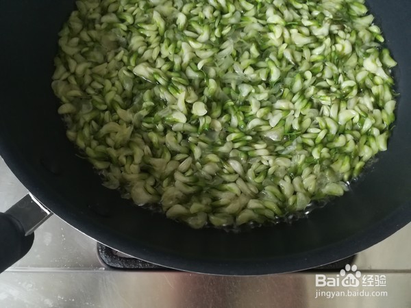 槐花蒸饺的做法